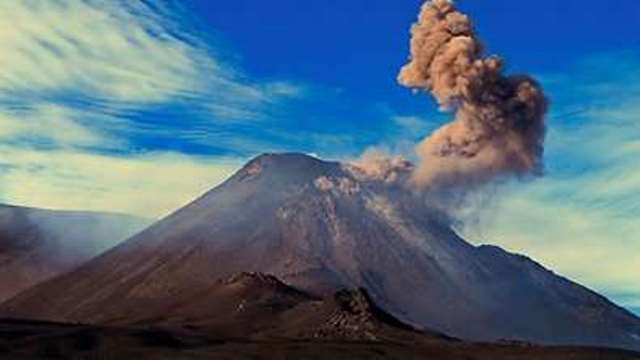 Самый высокий вулкан в Европе начал свое извержение - ВИДЕО